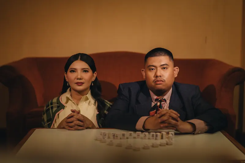 Berdampingan di meja mahjong, dagu bertumpu di tangan