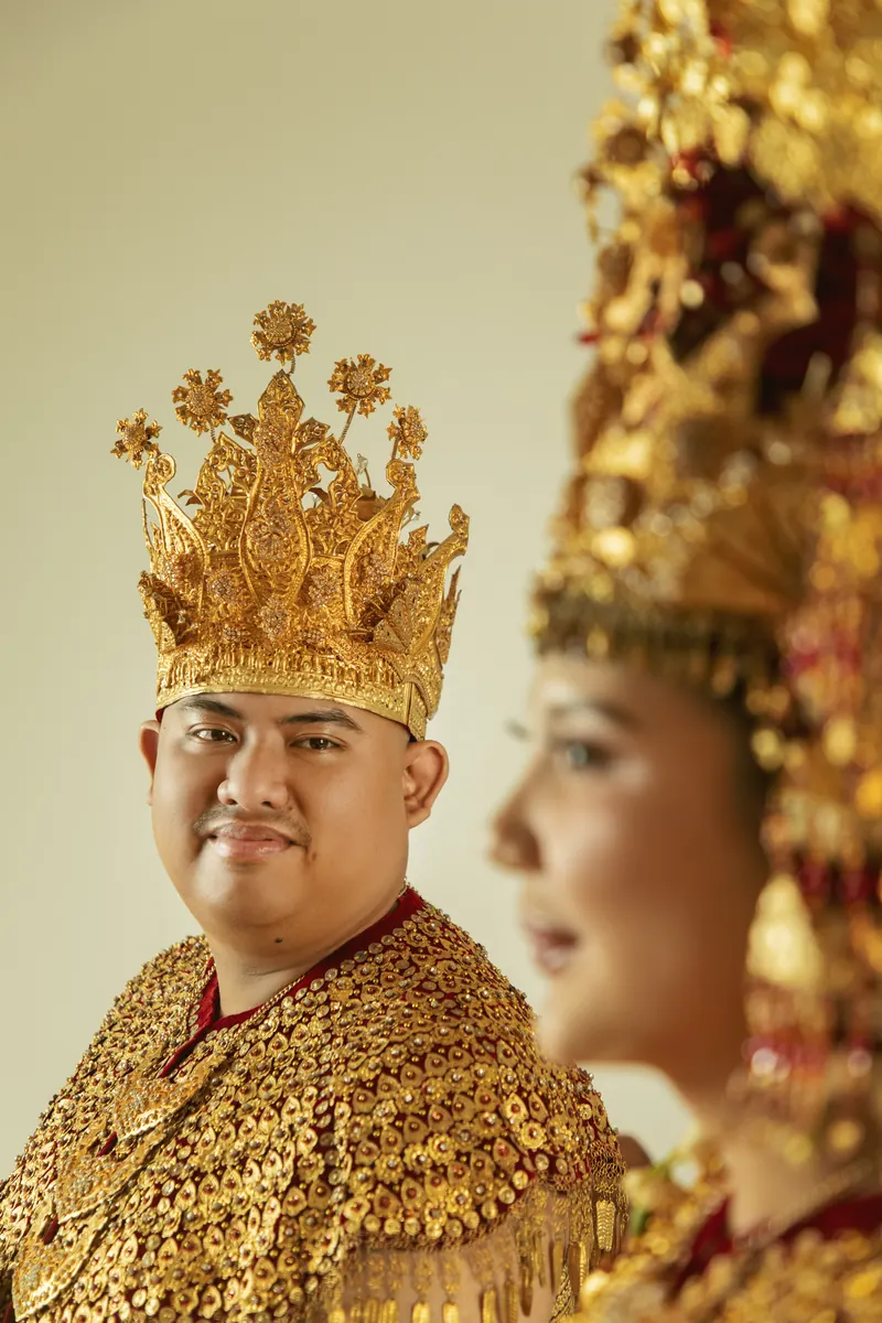 Rafli bermahkota emas, Dita dari samping di sebelahnya