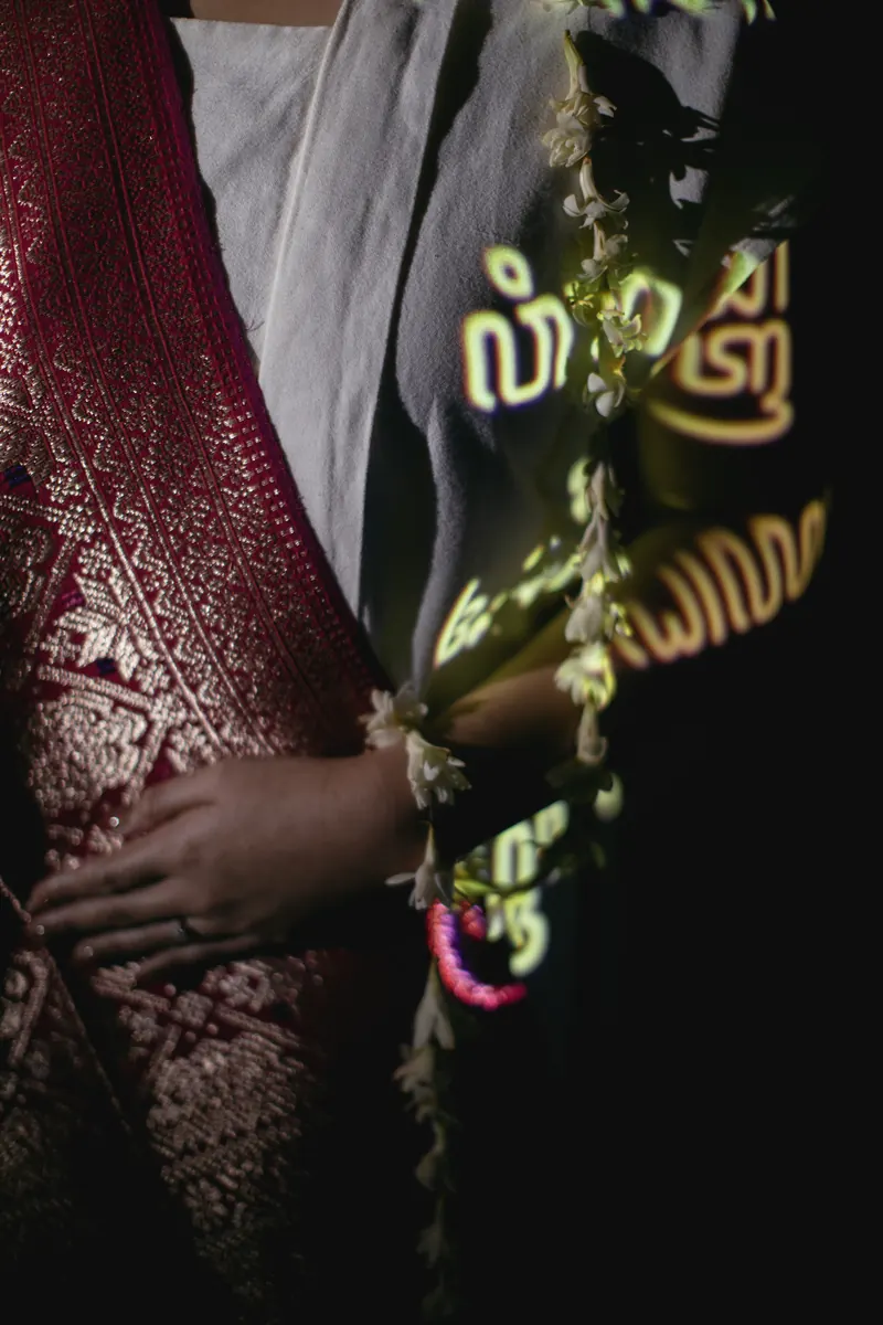 Aksara bercahaya di selendang songket magenta